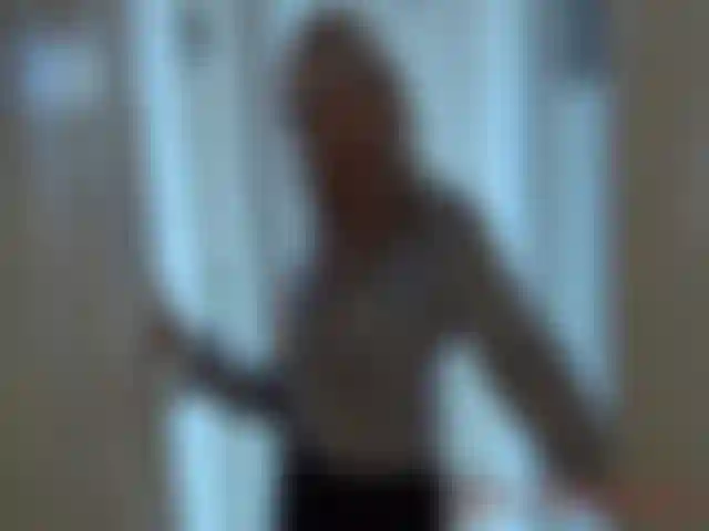 Agente imobiliária christie em blusa de cetim.