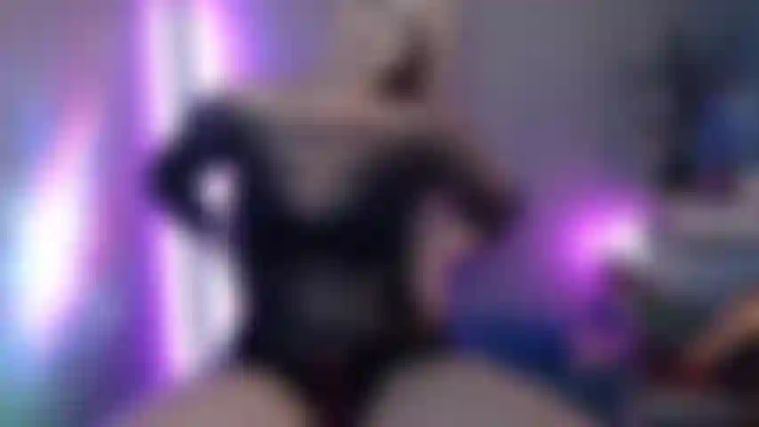 Esguichando e gozando e dando creme na buceta com um grande vibrador.