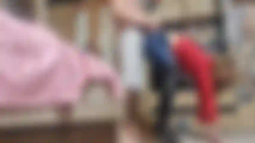 4K esfregando enquanto uso calça jeans, camisa e botas de salto alto.