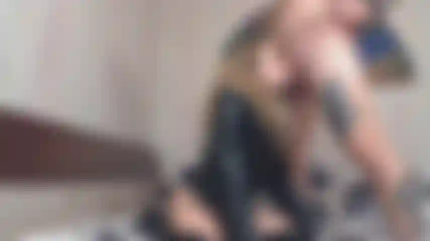 Chupando um pau enorme enquanto uso jaqueta de couro e botas de látex.