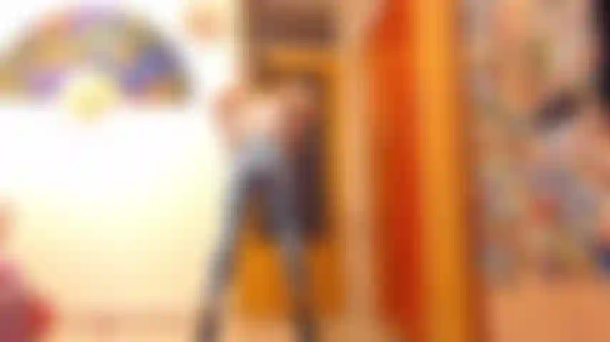 Meu namorado arrancou meu jeans, fodeu gostoso e gozou dentro de mim.