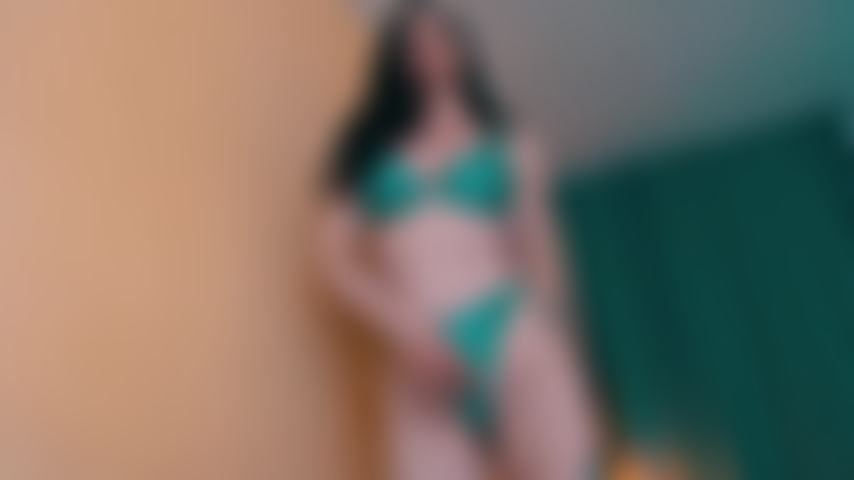 Pirralhazinha com biquínis brilhantes.