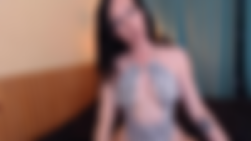 Velha, flácida, com um pau quebrado e gooner.