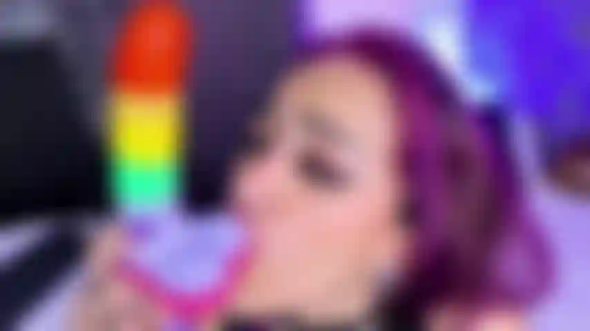 Lambendo suas bolas e seu pau.