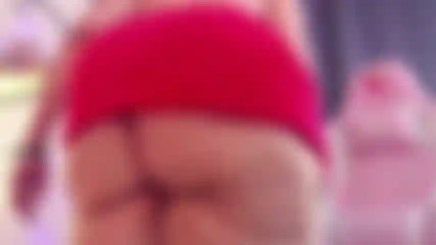 Batendo palmas com as nádegas e levantando a saia vermelha.