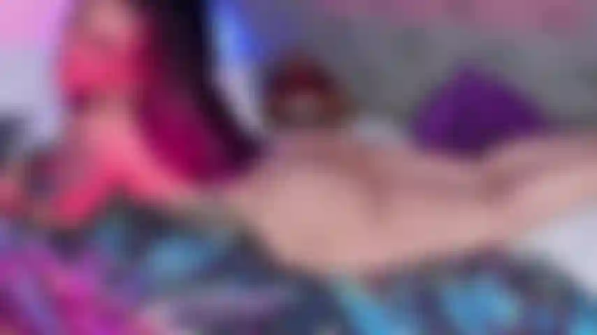 - De bruços na cama batendo palmas com as nádegas -.