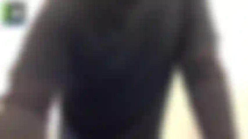 Deslize esse jeans para baixo.