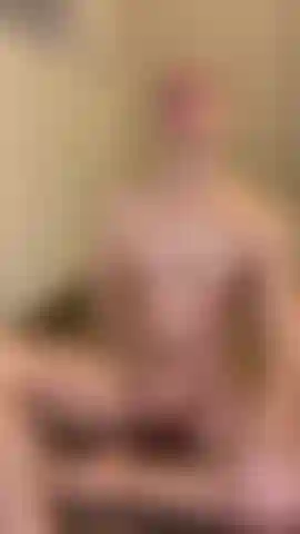 Comendo esperma, coberto de óleo.