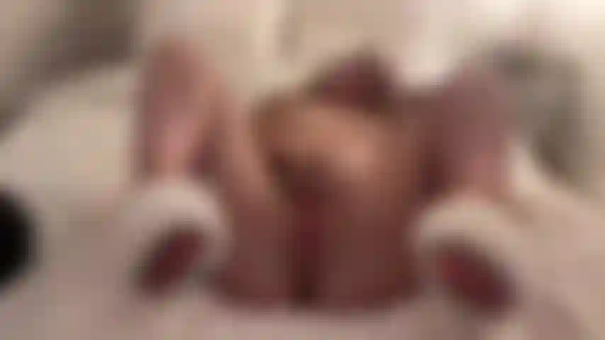 Esfregando minha boceta nua.