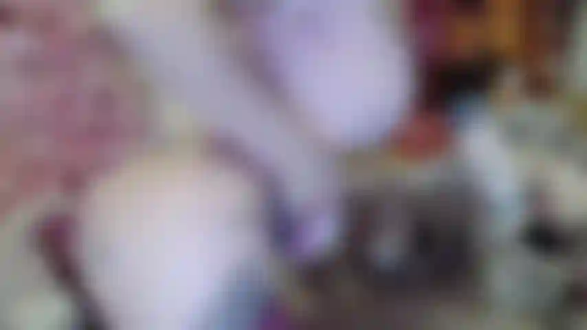 Sexy rosa senhorita papai noel, tirando os peitos lubrificados, chupando um grande consolo marrom, fodendo peitinhos e se masturbando chupando suas grandes bolas marrons.