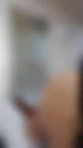 Chupando no espelho.