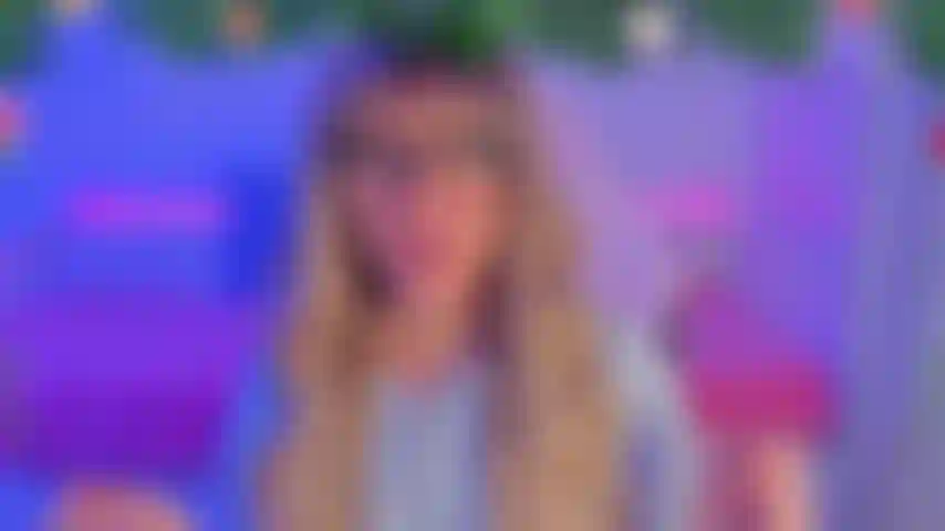 Glitch de uma conversa privada - você está assistindo sua série silenciosamente quando um vídeo aleatório aparece na sua tela, você então entende que tem acesso a uma conversa muito privada!! Curiosa, você decide assistir e acaba participando!