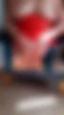 Prostituta com botas de pvc dedilhando o mamilo puxando e comendo porra umm.