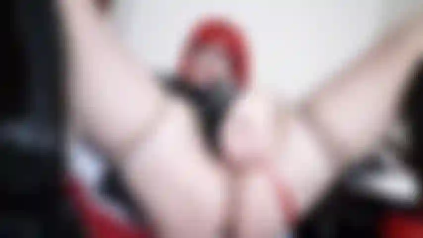 Empregada francesa com botas de pvc esguichando a porra dos dedos com força.