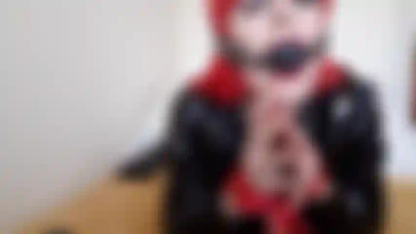 Puta com botas de pvc amarradas com ballgaged. Fodida, fodida, bagunçada, baba de mordaça profunda.