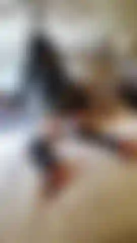 Uma prostituta com botas de nylon e pvc levando um pau grande no fundo do hotel!