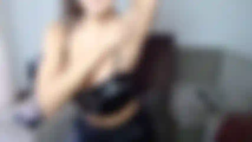 Lamba minhas axilas com um top de couro.