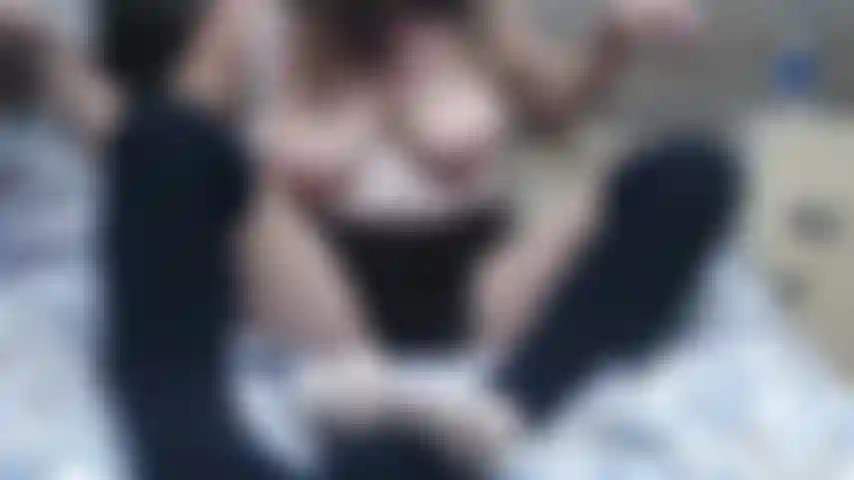 Enfiando tudo na minha boceta molhada.