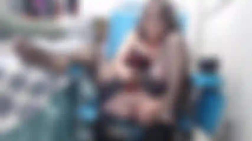 Fumando e esguichando poças.