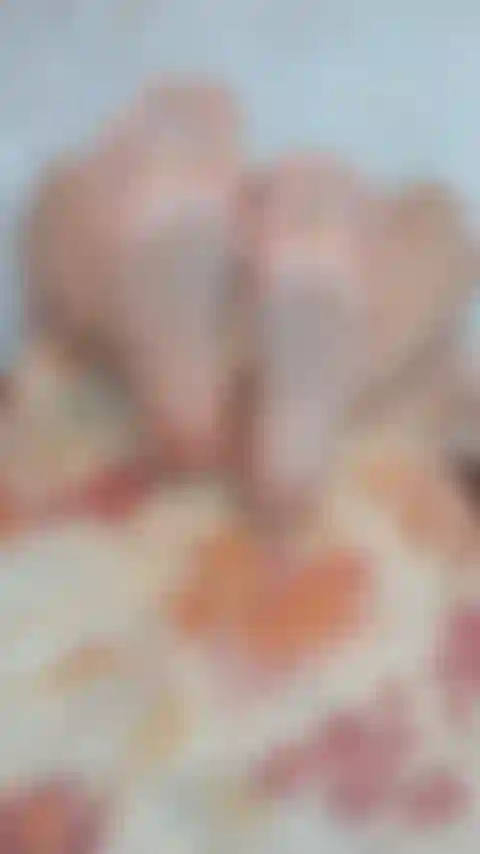 Para amantes dos pés. Movendo dedos oleosos.