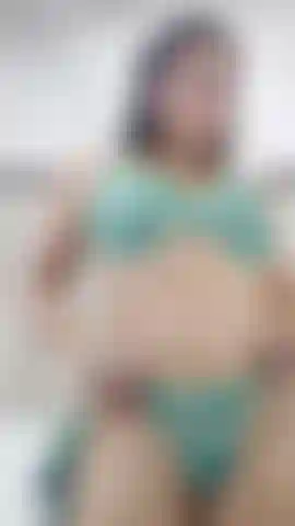 Aproveito cada teto na minha bunda.