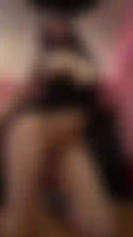 Que pratica pole dance e striptease com 9 saltos.