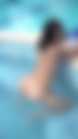 Espirrando água na piscina!
