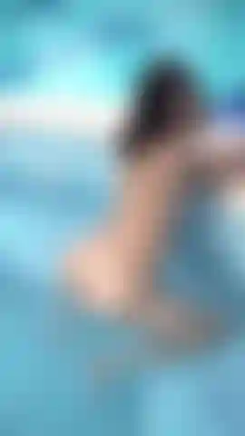 Espirrando água na piscina!