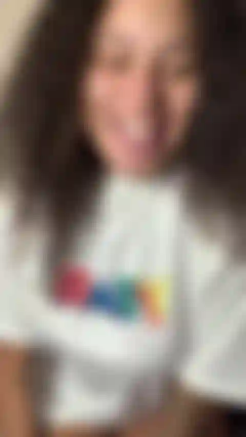 Para meus meninos patéticos. Venha se curvar a uma deusa que ela está esperando.