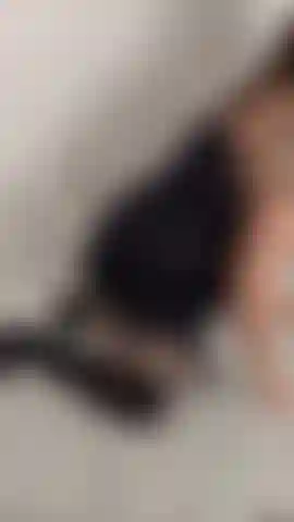 Isabell em lingerie preta.