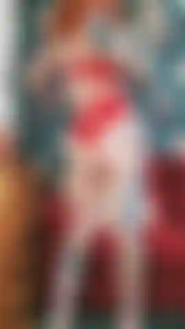 Lingerie vermelha, striptease lento e brincadeira.