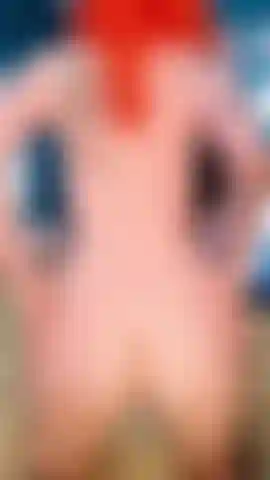 Vídeo de passeio de cowgirl reverso 2022, garota alternativa pálida e tatuada com cabelo laranja vibrante, cowgirl reverso cavalgando, espiadinha no cu.