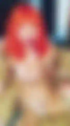 Bullet clit play 2022, vídeo de garota alternativa pálida e tatuada com cabelo laranja vibrante, calcinha morango se masturbando com brinquedo de bala roxo.