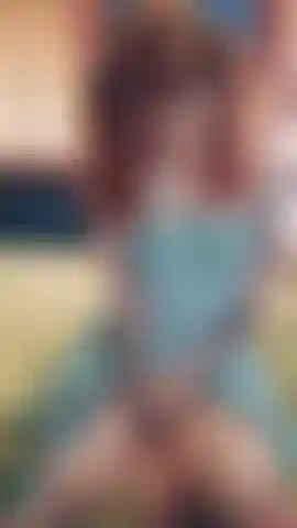 Vestido azul com tranças, vídeo 2022, ruiva pálida e tatuada, garota alternativa com tranças, vestido azul, se masturbando com vibrador e estimulador de clitóris.