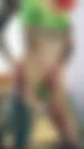 Montando um vibrador na cadeira com um sugador de clitóris e tendo um orgasmo duplo.