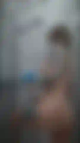 Esguicho sabão e sabão nos dedos no chuveiro.