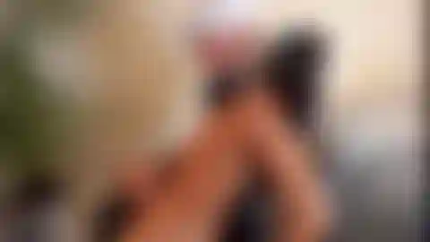 Punheta extrema com explosão de porra e um pouco de esguicho. ( Ambas as mãos).