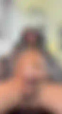 Não resisto à gostosura e me masturbo antes de ir para casa.