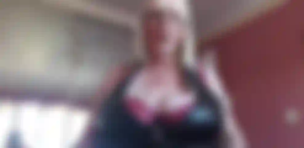 Preciso que você me ajude a foder minha bunda virgem.... Por favor.