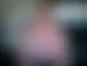 Observe-me cuspir, lamber e chupar meus peitos enormes.