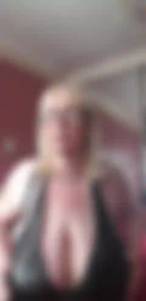 20210126_095548 Tocando minha boceta peluda e suculenta, enfiando meu vibrador de 10" na minha boceta e depois engasgando.