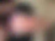 Isso é o que eu amo que você faça comigo... Me veja brincando, apertando e chupando meus peitos enormes e depois me fodendo com meu vibrador e depois montando nele até gozar.