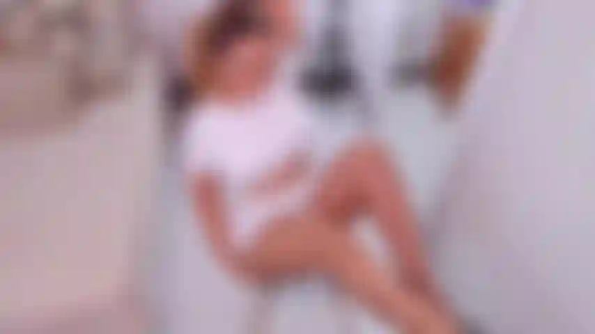 Dedilhando meu sexy vestido branco.