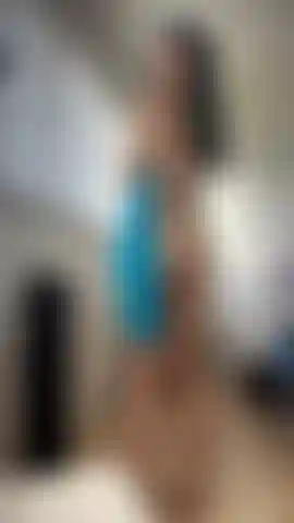 Eu nua batendo na minha bunda depois do meu banho toda molhada e me secando.