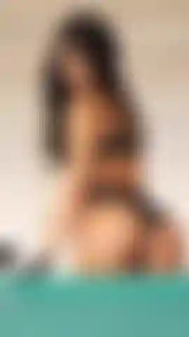 Uma noite inteira de elegância, uma bebida, jogos e beijos...