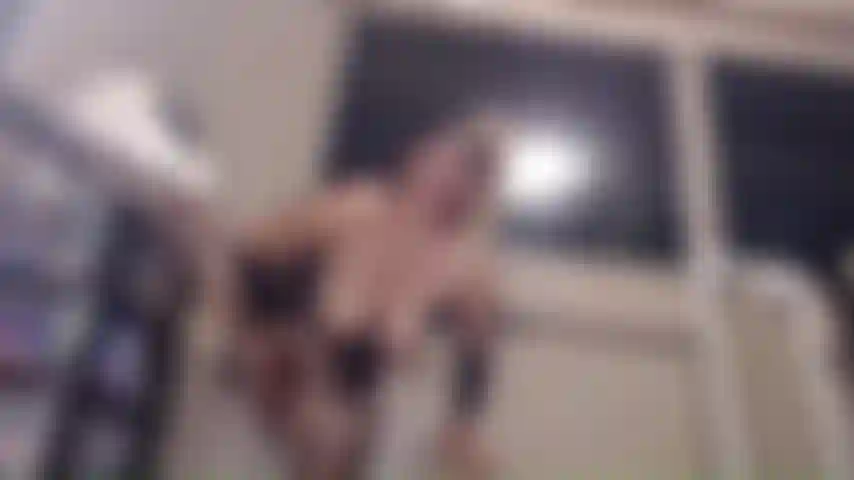 Usando minha máquina de foder em pé, entreguei o controle ao meu patrono.