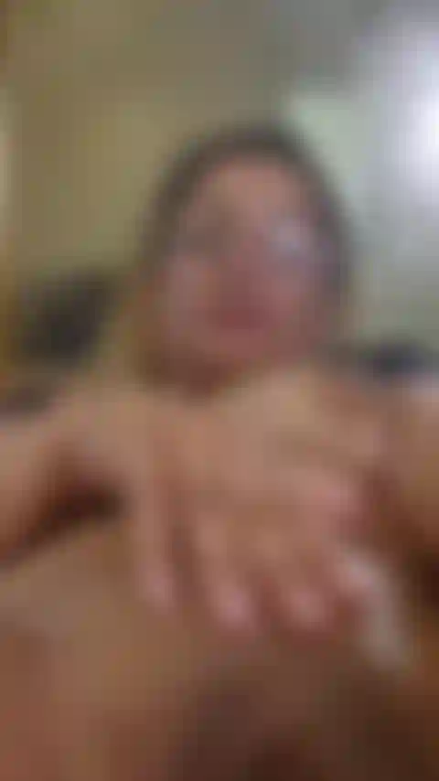 Masive esguicha enquanto implora por seu esperma.