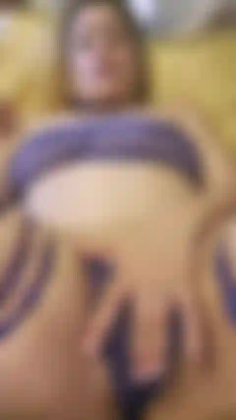 Implorando por você. Assada e pronta, me dê sua porra, por favor.