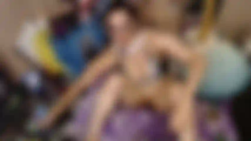 Fumo enquanto abro minha bucetinha para você.