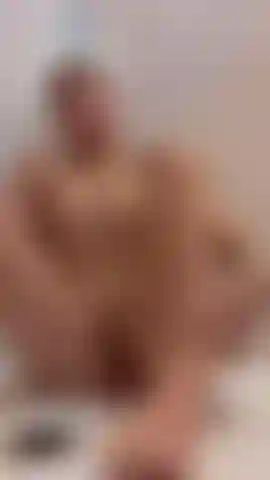Ficando ainda mais escorregadia esta noite — uma provocação lenta coberta de óleo com bastante atenção aos meus pés antes das coisas ficarem ainda mais quentes. Os vips recebem o show completo.